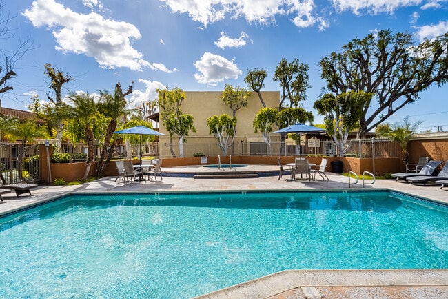 Building Photo - Las Flores Gardens Apartments