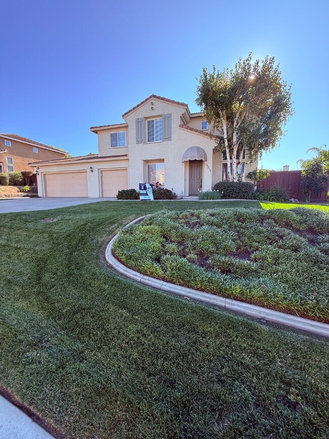 Building Photo - Spacious 5-Bed Family Home w/ 3-Car Garage Near Top Schools in Orange Crest. One large bedroom a...