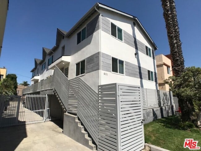Building Photo - 601 Normandie Ave Unit #7