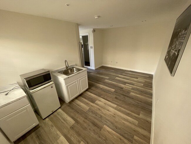Building Photo - 341 S Maple Dr