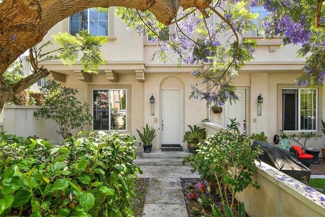 Building Photo - 3 Bedroom + Bonus Room End Unit Townhome