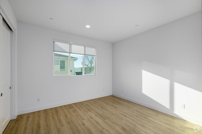 2BR, 2BA - 977SF - Primary Bedroom - Vello Valley