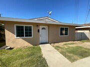 Photo - House - 2 Bedrooms / 1 Bathroom - Paramount