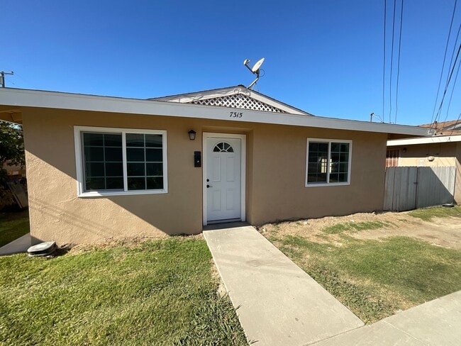 Photo - House - 2 Bedrooms / 1 Bathroom - Paramount