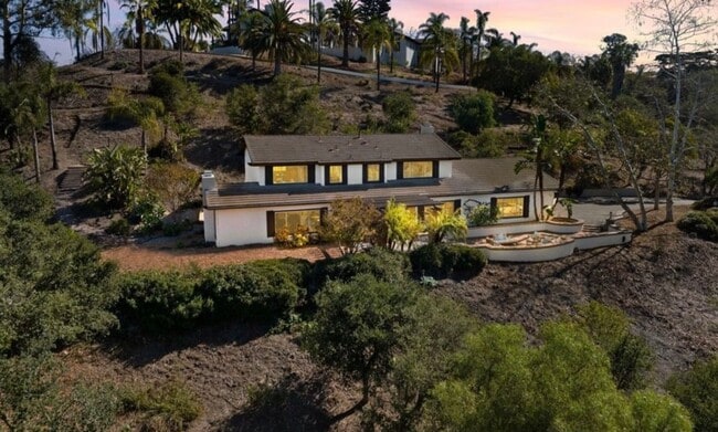 Building Photo - Classic Hope Ranch