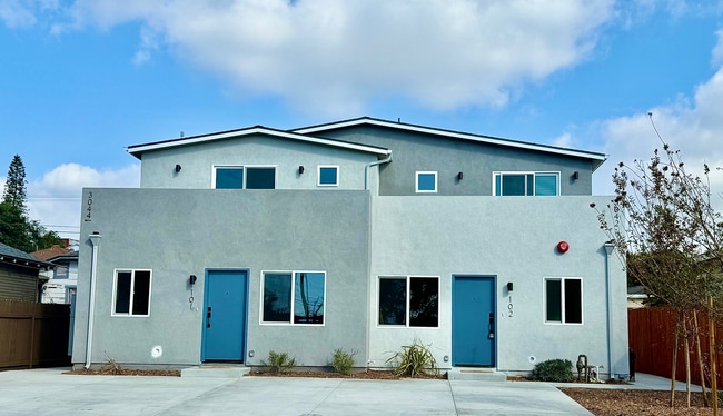 Building Photo - 3042-3044 J St Unit 203