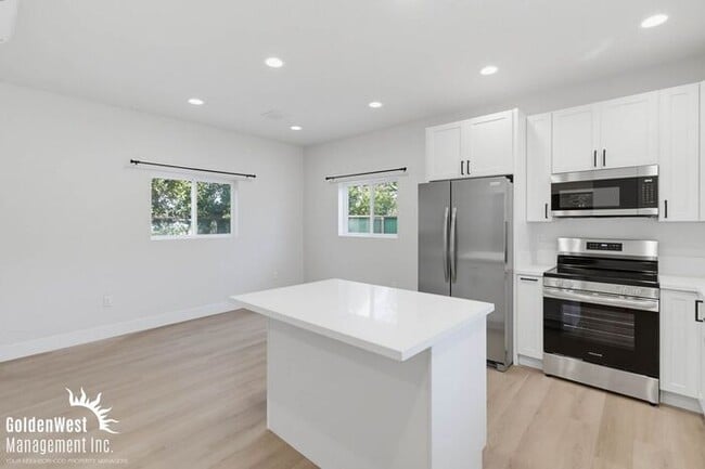 Photo - Beautifully Updated 1Bdm 1Ba Apartment with Private Rooftop Deck & Stunning Views! Unit 2