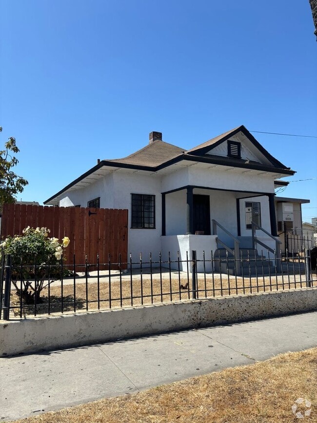 Building Photo - 1028 E 10th St Unit 1028 E 10th Rental
