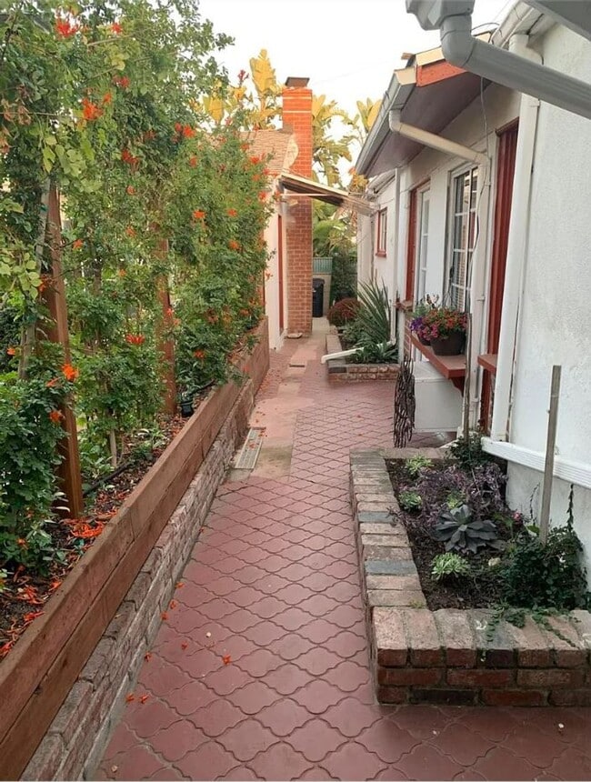 Wonderful Rear 1 Bedroom Home with Private... - Wonderful Rear 1 Bedroom Home with Private...