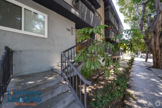 Building Photo - 702 Irolo St Unit 3D Rental