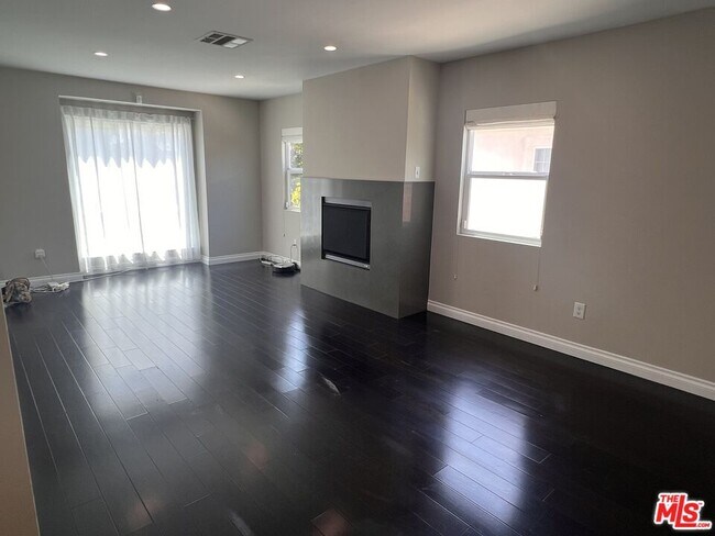 Photo - 7865 Bleriot Ave
