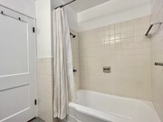 Full bathroom - 5205 Village Grn Unit Lower