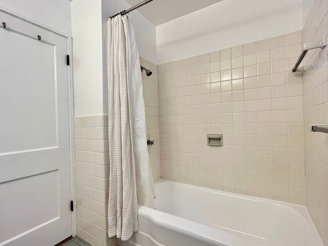 Full bathroom - 5205 Village Grn Unit Lower