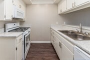 1BR, 1BA - 755SF - Kitchen - GRANDE
