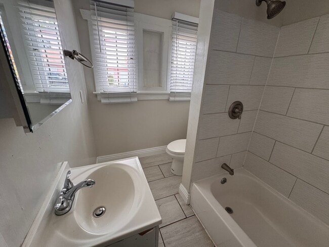 Photo - 4216 Woodlawn Ave Unit 4216 1/2