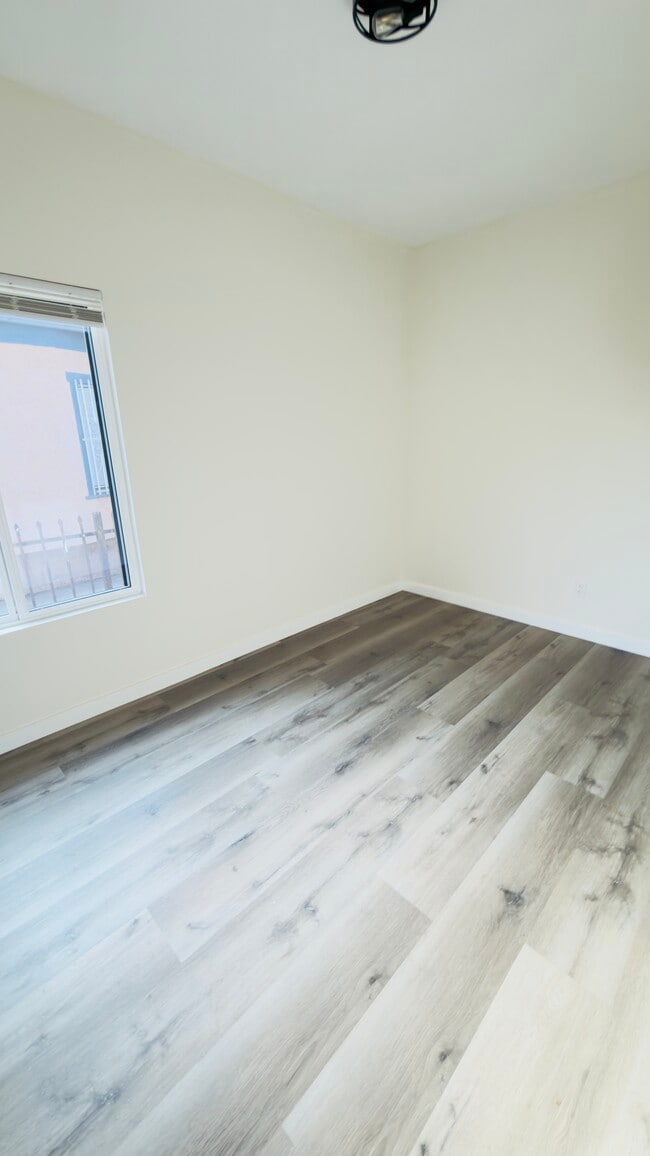 Photo - 1162 E 46th St