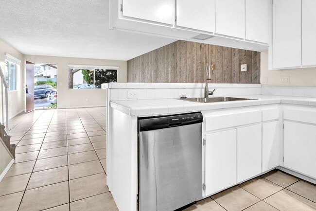 Photo - Great Three bedroom in UTC! Available now!