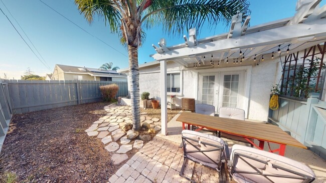 Building Photo - Charming 2-Bedroom Home with Mini Golf Course, Spacious Yard, and Ample Parking