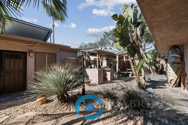 Building Photo - 2110 Bacon St Unit #4