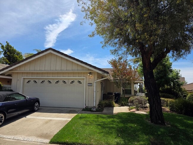 Building Photo - Large 3 bedroom home in quiet neighborhood cul-de-sac with amazing views