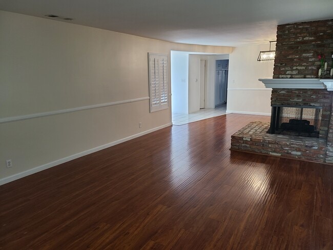 Photo - 19827 Arminta St