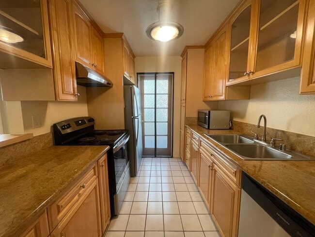 Photo - 5330 Zelzah Ave Unit 4