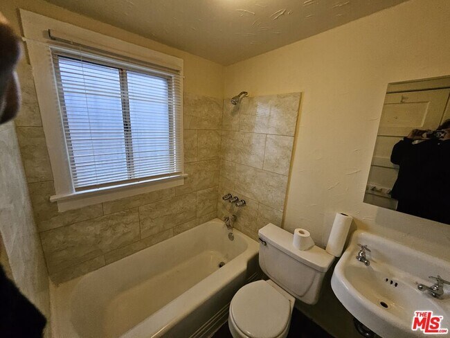 Photo - 425 1/2 W Gage Ave