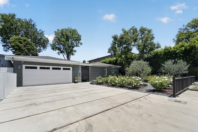 Photo - 13047 Dickens St