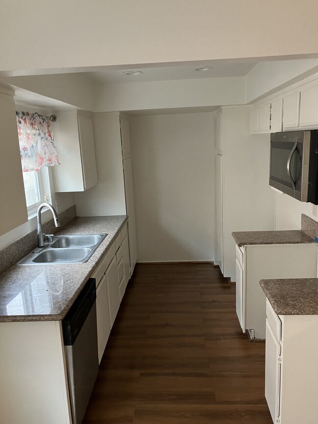 Kitchen - 1236 E Broadway