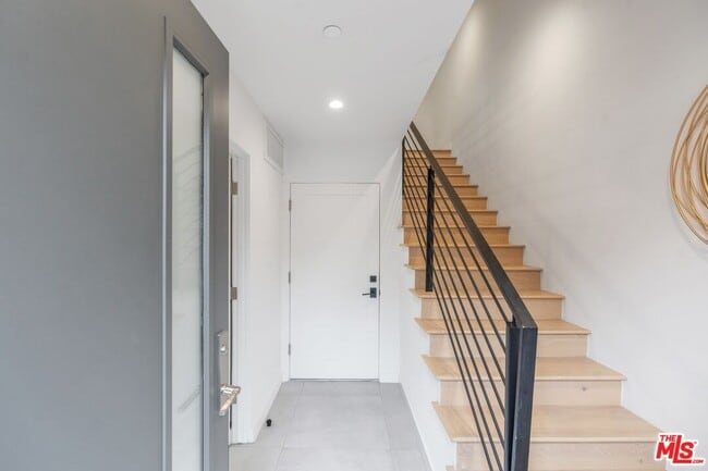 Photo - 853 1/2 N Detroit St