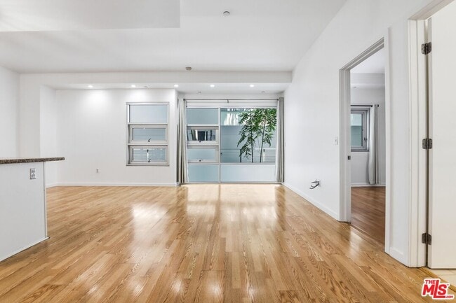 Building Photo - 630 W 6th St Unit 310