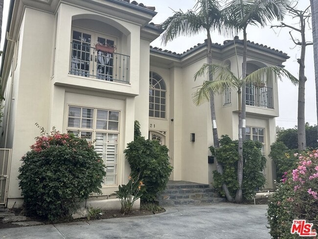 Photo - 321 S Palm Dr House