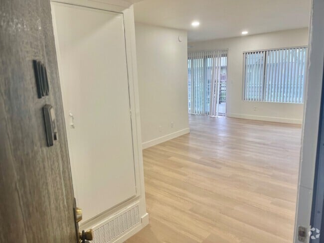 Building Photo - 1240 to 1400 W Lambert Rd Rental