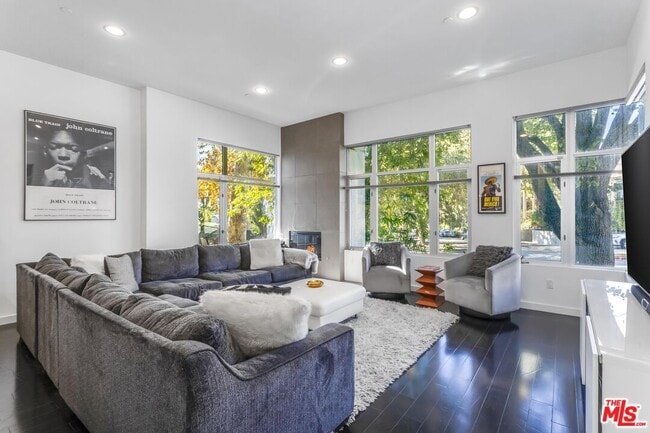 Building Photo - 900 N W Knoll Dr Unit 3