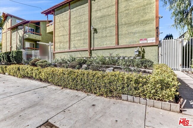 Building Photo - 6155 Reseda Blvd Unit 4