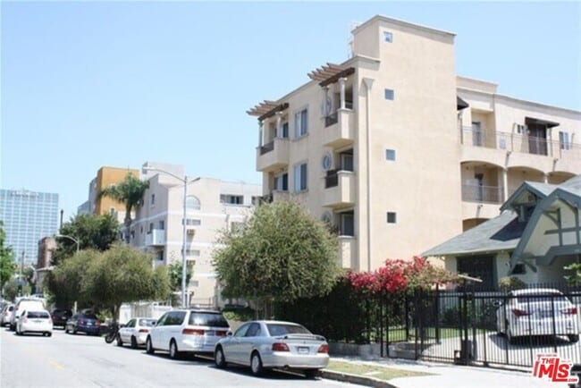 Building Photo - 918 S Harvard Blvd Unit 302