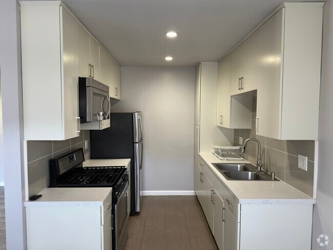 Building Photo - 1547 Saltair S Ave Rental