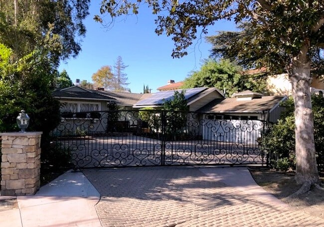 Building Photo - Encino 3+3 w/gated entry, pool + solar panels!