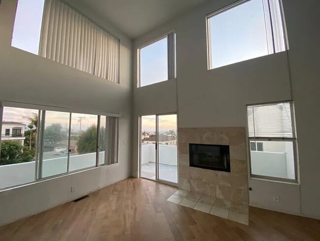 Photo - 712 9th St Apartments