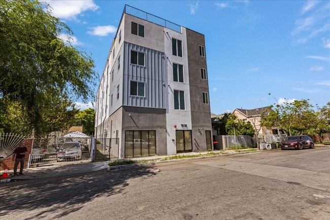 Building Photo - Central Villas