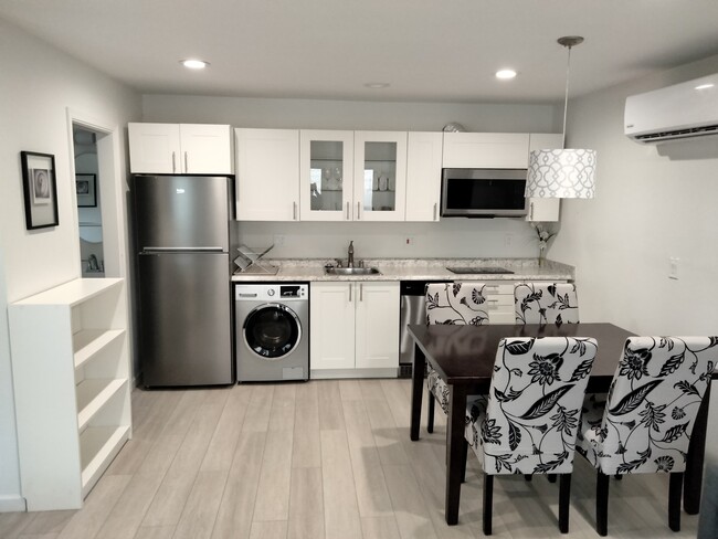 Building Photo - 30629 Passageway Pl Unit Furnished modern studio Rental