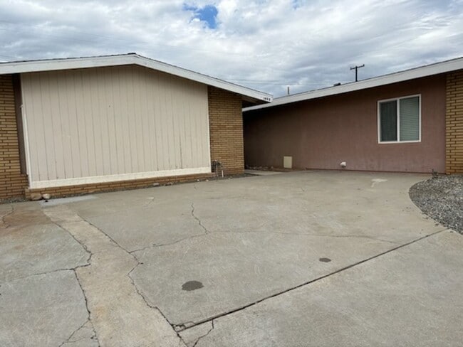 Building Photo - 1455 Laramie Ave Unit 1