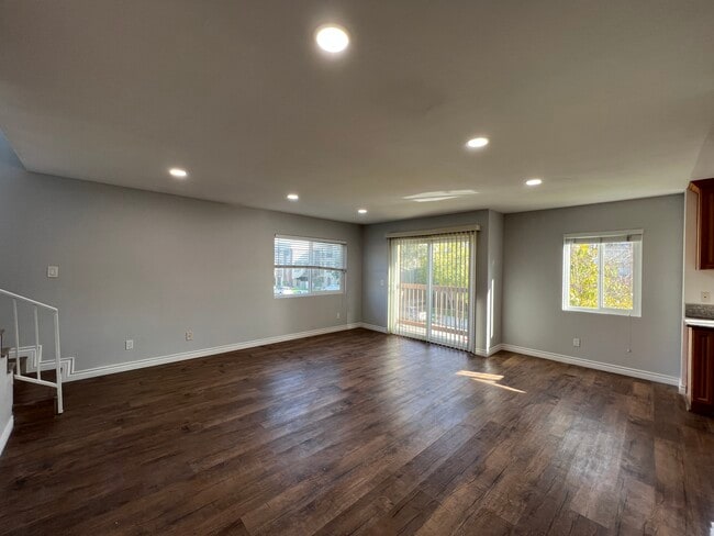 Building Photo - 617 E Elk Ave Unit 10