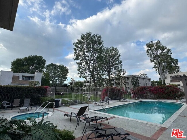 Building Photo - 15215 Magnolia Blvd Unit 110