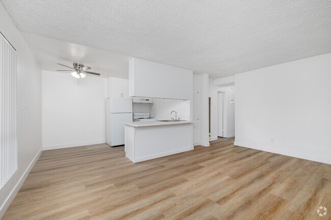 2BD, 1BA - 770SF - Living Room - University Manor Apartments