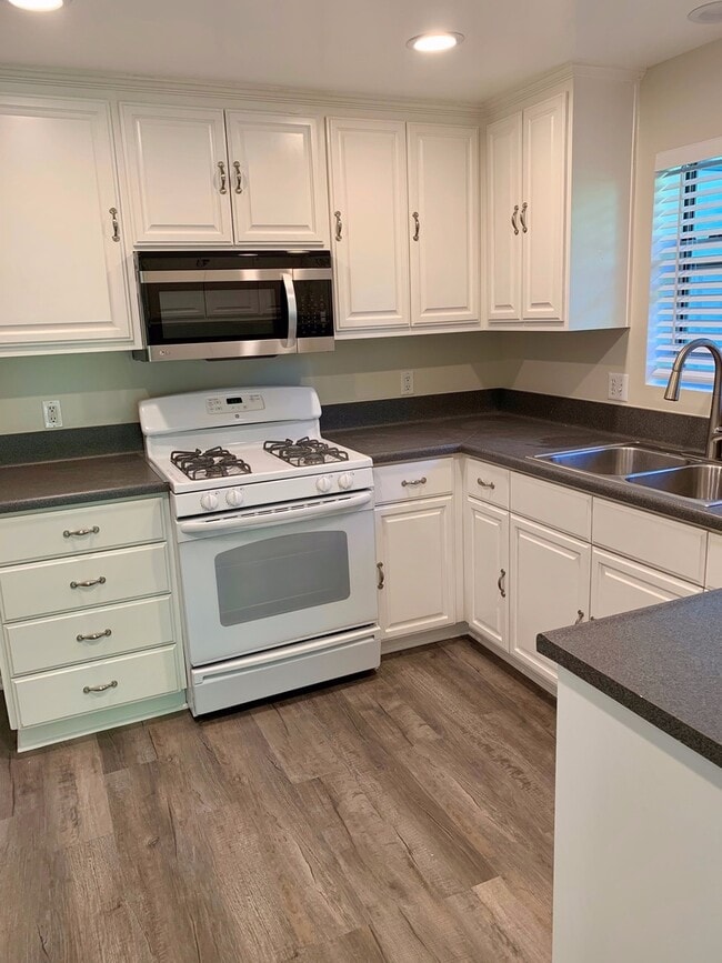 Building Photo - 381-381 1/2 Ramona Unit 381 1/2 A