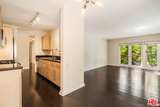 Building Photo - 330 S Barrington Ave Unit 210