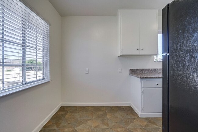 Building Photo - 6100 West Blvd Unit 01