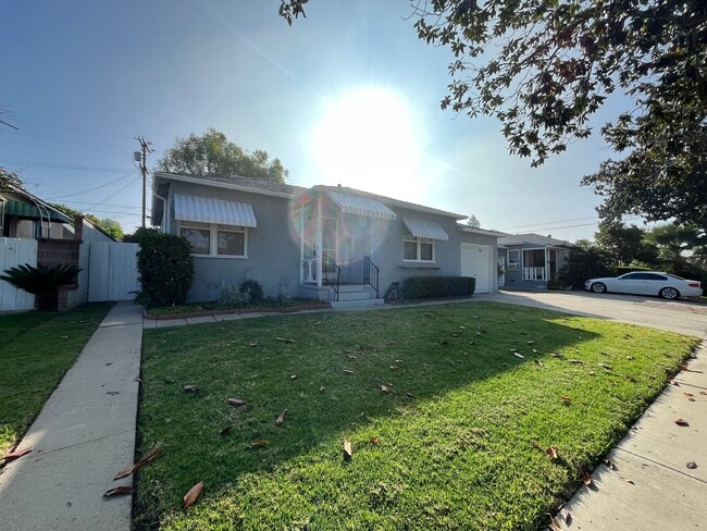 Photo - Panorama City 2+1 house w/garage + backyard! (8062 Lennox)
