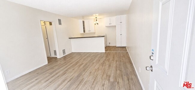 Building Photo - 2630 S La Salle Ave Unit Apt 1
